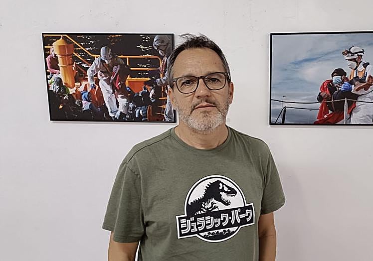 Ángel Medina, ante dos de sus fotos.